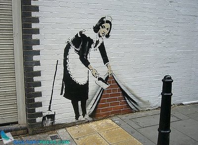 30-stencil-graffiti-artworks-banksy-maid-31